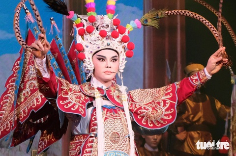 Nghệ sĩ Võ Minh Lâm vào vai Địch Thanh trong vở Trân Châu Kỳ sát Địch Thanh - Ảnh: LINH ĐOAN Nghệ sĩ Võ Minh Lâm vào vai Địch Thanh trong vở Trân Châu Kỳ sát Địch Thanh - Ảnh: LINH ĐOAN