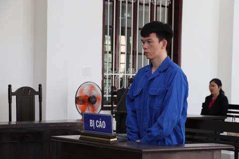 Xóa, in lại số tài khoản ngân hàng để tham ô- Ảnh 1. Bị cáo Minh bị phạt 16 năm tù về tội tham ô tài sản - Ảnh: HOÀNG THÂN