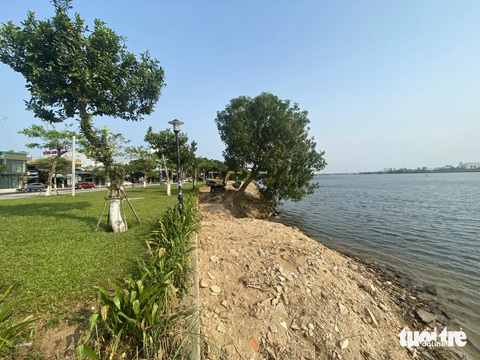 Trả lại hiện trạng ngoài bờ kè sông Hàn đoạn cầu Trần Thị Lý- Ảnh 1. Phần giá hạ đổ ngoài bờ kè sông Hàn, chồng lên trên nền đất cũ - Ảnh: TRƯỜNG TRUNG