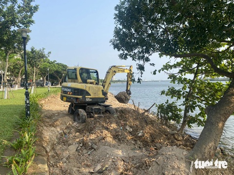 Trả lại hiện trạng ngoài bờ kè sông Hàn đoạn cầu Trần Thị Lý- Ảnh 2. Lãnh đạo UBND thành phố Đà Nẵng yêu cầu trả lại nguyên trạng trong ngày 6-4 - Ảnh: TRƯỜNG TRUNG