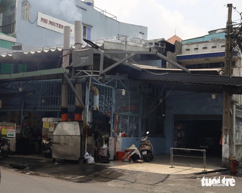 Ám ảnh khi đi qua những con đường ngập chìm trong khói nướng- Ảnh 3. Một quán cơm trên đường Đặng Văn Ngữ (quận Phú Nhuận) xả khói hằng ngày - Ảnh: NGỌC QUÝ