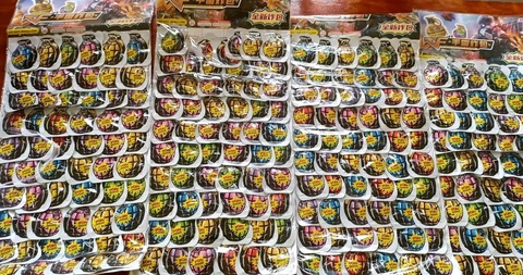 ‘Bom thối’ tràn lan trước cổng trường, công an ra cảnh báo khẩn- Ảnh 1. Những dây đồ chơi