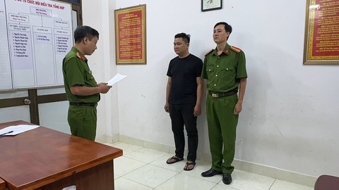Bắt luật sư và cán bộ phường làm giả giấy tờ thừa kế- Ảnh 2. Nguyễn Đắc Công (trái, cựu cán bộ UBND phường 6) - Ảnh: CACC