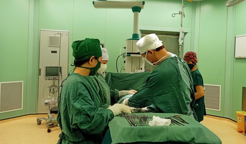 Vũng Tàu cứu sống sản phụ và con khi mẹ vỡ cổ tử cung- Ảnh 1. Ê kíp bác sĩ phẫu thuật cứu sống hai mẹ con sản phụ - Ảnh: Bệnh viện cung cấp
