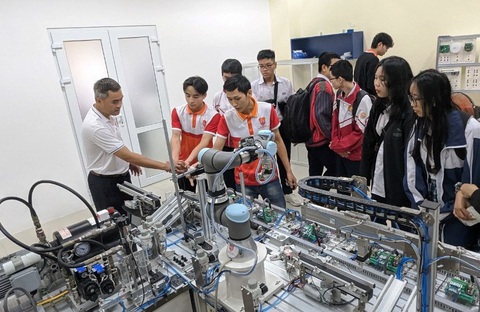Kỹ sư ngành vi mạch bán dẫn Việt được đánh giá là cần cù, sáng tạo- Ảnh 1. Các bạn trẻ tham quan khu vực đào tạo ngành công nghệ vi mạch bán dẫn ở khoa kỹ thuật và công nghệ, Đại học Huế - Ảnh: NHẬT LINH