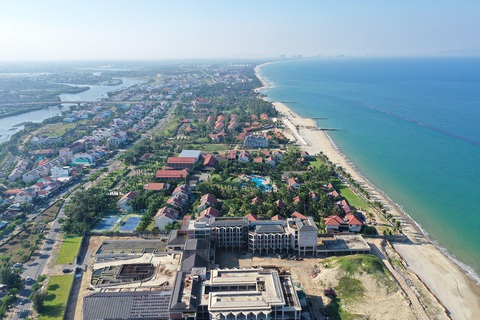 Quảng Nam tiếp tục làm đê ngầm để cứu loạt 'resort ma' ở Hội An- Ảnh 3. Dải đê ngầm hình thành ngoài mặt nước bao chắn vệt biển Hội An - Ảnh: B.D.