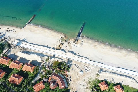 Quảng Nam tiếp tục làm đê ngầm để cứu loạt 'resort ma' ở Hội An- Ảnh 5. Một resort ở biển Hội An đang được cứu khỏi tình trạng xâm thực dữ dội - Ảnh: B.D.