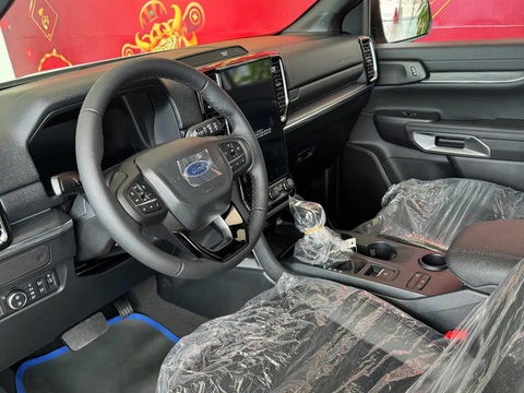 Ford Everest 2024 về đại lý bớt trang bị, vẫn đầy ắp công nghệ trong phân khúc- Ảnh 4. Nội thất Ford Everest 2024 có thêm tính năng Zone Lighting - Ảnh: Đại lý Ford