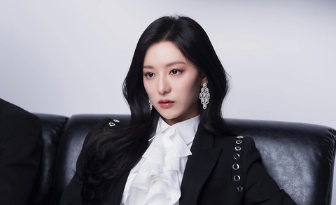 Kim Ji Won với tạo hình tài phiệt trong Nữ hoàng nước mắt - Ảnh: tvN Kim Ji Won với tạo hình tài phiệt trong Nữ hoàng nước mắt - Ảnh: tvN