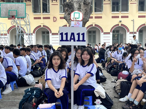 Dự kiến lịch nghỉ hè của học sinh 63 tỉnh, thành- Ảnh 1. Học sinh Trường THPT Marie Curie (TP.HCM) tham gia hoạt động tư vấn tâm lý ở sân trường - Ảnh: MỸ DUNG