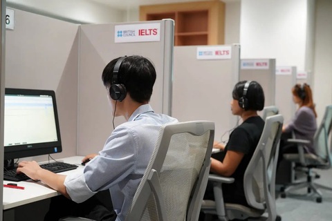 Ai có thể thi lại IELTS? Thi lại ở đâu? Chi phí ra sao?- Ảnh 1. Thí sinh thi IELTS trên máy tính - Ảnh: BC