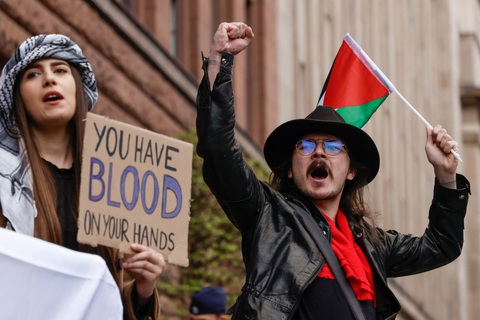 Người dân Ba Lan biểu tình phản đối chiến dịch quân sự của Israel tại Dải Gaza trước cửa đại sứ quán nước này tại Warsaw ngày 5-4 - Ảnh: REUTERS Người dân Ba Lan biểu tình phản đối chiến dịch quân sự của Israel tại Dải Gaza trước cửa đại sứ quán nước này tại Warsaw ngày 5-4. Chữ trên bảng: