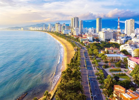 100 năm Nha Trang - hòn ngọc xinh đẹp trước biển - Kỳ cuối: Con đường đẹp nhất Nha Trang- Ảnh 1. Đường Trần Phú đẹp lung linh trong nắng vàng bên biển xanh - Ảnh: VƯƠNG MẠNH CƯỜNG