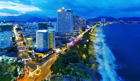 100 năm Nha Trang - hòn ngọc xinh đẹp trước biển - Kỳ cuối: Con đường đẹp nhất Nha Trang- Ảnh 3. Đường Trần Phú rực rỡ khi đêm xuống - Ảnh: VĂN THÀNH CHÂU