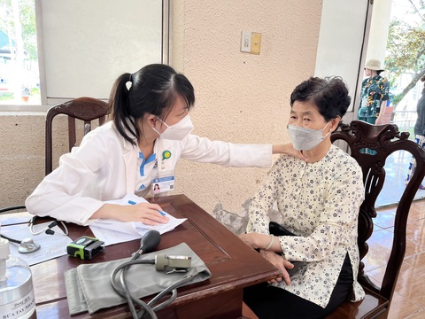 Gần 1.000 người dân được khám bệnh miễn phí từ chương trình của thanh niên TP.HCM và Cần Thơ- Ảnh 1. Luân phiên phối hợp tổ chức khám sức khỏe, phát thuốc miễn phí cho người dân có khó khăn tại TP.HCM, TP Cần Thơ và các tỉnh miền Tây trong giai đoạn 2024 - 2027 - Ảnh: LAN NGỌC