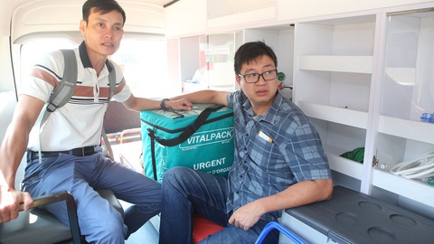 Bệnh nhân hiến tạng ở Quảng Ninh cứu sống em bé bị suy gan ở Huế- Ảnh 3. Sau khi lấy tạng từ người chết não ở Quảng Ninh, các bác sĩ nhanh chóng đưa lên xe cấp cứu để ra sân bay, cấp tốc đưa về Huế - Ảnh: THƯỢNG HIỂN