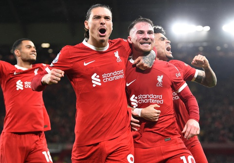 'Messi chân phải' giúp Liverpool lấy lại ngôi đầu bảng- Ảnh 1. Nunez (thứ 2 từ trái sang) và Allister là người hùng của Liverpool trận này - Ảnh: REUTERS