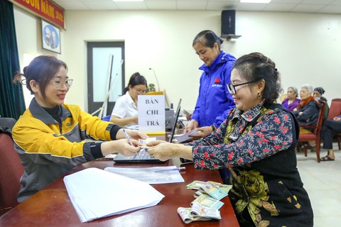 Lương hưu nên tăng bao nhiêu để đủ sống?- Ảnh 1. Người dân làm thủ tục nhận lương hưu ở Hà Nội - Ảnh: HÀ QUÂN