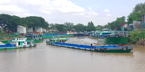 Toàn bộ mỏ đá An Giang được cấp phép không qua đấu giá- Ảnh 1. An Giang có 6 khu mỏ đá được cấp phép khai thác, nhưng không qua đấu giá - Ảnh tư liệu: BỬU ĐẤU