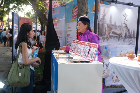 Mông Cổ mang vẻ đẹp thảo nguyên đến Ngày hội Du lịch TP.HCM- Ảnh 1. Du khách tìm hiểu du lịch Mông Cổ tại Ngày hội Du lịch TP.HCM 2024 - Ảnh: VŨ THỦY