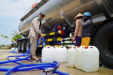 Đừng hoang phí nước sạch- Ảnh 1. Người dân tỉnh Tiền Giang nhận nước ngọt sạch từ một điểm cho nước từ thiện tại huyện Gò Công Đông, tỉnh Tiền Giang - Ảnh: M.TRƯỜNG