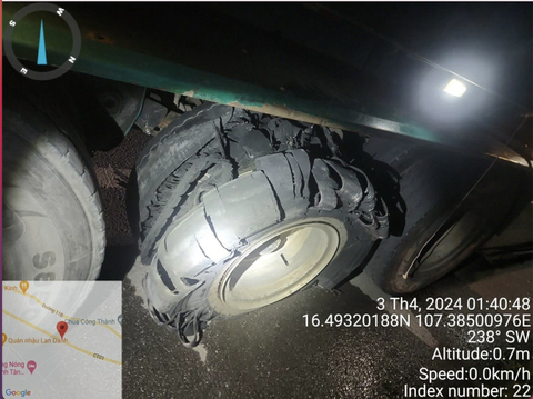 Lái xe trên đường nhiệt độ quá cao dễ hư xe, rất nguy hiểm- Ảnh 1. Một chiếc xe bị vỡ lốp khi chạy trên cao tốc Cam Lộ - La Sơn - Ảnh: X.T.