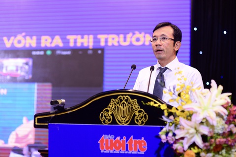 Tìm đúng điểm nghẽn để khơi thông nguồn vốn ra thị trường- Ảnh 4. Ông Trần Xuân Toàn, phó tổng biên tập báo Tuổi Trẻ phát biểu khai mạc hội thảo - Ảnh: QUANG ĐỊNH