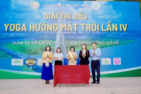 Khỏe thể chất - khỏe tinh thần cùng Giải thi đấu yoga ‘Hướng mặt trời’- Ảnh 3. Các vận động viên cũng nhận nhiều phần quà hấp dẫn từ Elpis 45+