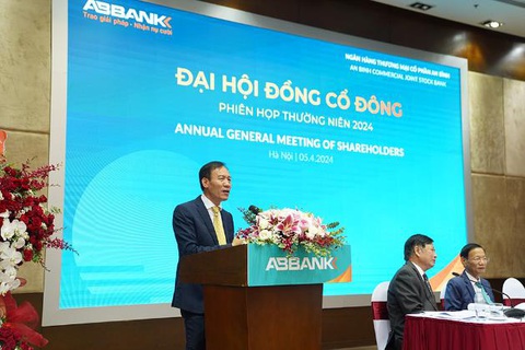 ABBANK đẩy mạnh chuyển đổi và làm mới chiến lược trong năm 2024- Ảnh 1. Chủ tịch HĐQT ABBank - ông Đào Mạnh Kháng - cùng đoàn chủ tọa khai mạc Đại hội Cổ đông ABBank 2024