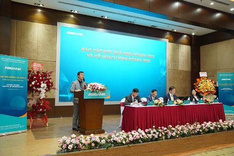 ABBANK đẩy mạnh chuyển đổi và làm mới chiến lược trong năm 2024- Ảnh 3. Ông Phạm Duy Hiếu - quyền tổng giám đốc ABBank - báo cáo kết quả kinh doanh 2023 và kế hoạch kinh doanh 2024