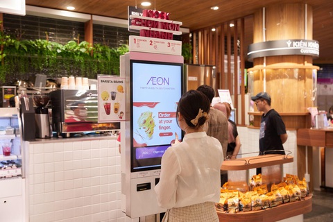 AEON Nguyễn Văn Linh khai trương tại TP.HCM- Ảnh 5. Máy chọn món tự động tại khu ẩm thực Delica - AEON Nguyễn Văn Linh giúp khách hàng đặt món nhanh chóng và thuận tiện hơn