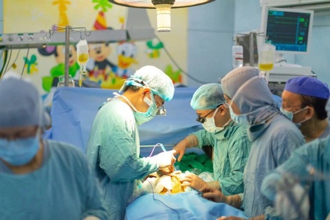 Nhiều người suy tạng qua đời vì đợi mãi không có nguồn để ghép tạng- Ảnh 1. Một ca ghép tạng trẻ em được thực hiện tại Bệnh viện Nhi đồng 2 - Ảnh: BVCC