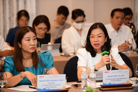 Kinh tế bước vào pha phục hồi, ngân hàng đẩy nhanh tín dụng ra thị trường- Ảnh 3. Bà Nguyễn Thị Lộc (phải) - Giám đốc điều hành miền Nam Ngân hàng Techcombank