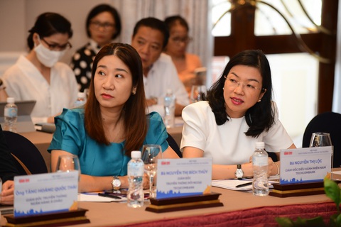 Tìm đúng điểm nghẽn để khơi thông nguồn vốn ra thị trường- Ảnh 5. Bà Nguyễn Thị Lộc (phải) - giám đốc điều hành Miền Nam Techcombank - tham dự hội thảo - Ảnh: QUANG ĐỊNH