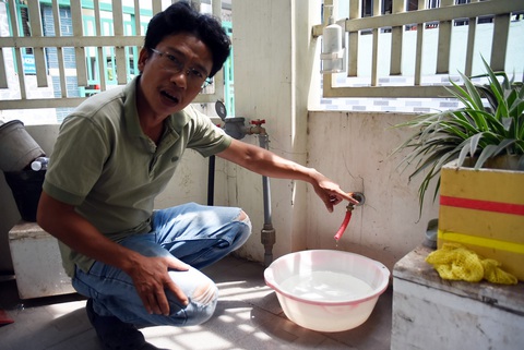 Nước máy phập phù, nhiều hộ dân ở Biên Hòa chật vật giữa nắng nóng- Ảnh 1. Người dân khu phố 7A, phường Long Bình, TP Biên Hòa, Đồng Nai hứng từng giọt nước máy phục vụ sinh hoạt hằng ngày - Ảnh: A LỘC