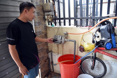 Nước máy phập phù, nhiều hộ dân ở Biên Hòa chật vật giữa nắng nóng- Ảnh 4. Do nước máy tuột áp, người dân phải bỏ tiền mua thêm máy bơm để tăng bo nước lên bồn chứa trên cao - Ảnh: A LỘC