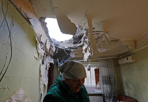 Một ngôi nhà ở vùng Donetsk bị tàn phá nặng nề sau trận pháo kích giữa quân đội Nga và Ukraine hôm 4-4 - Ảnh: REUTERS Một ngôi nhà ở vùng Donetsk bị tàn phá nặng nề sau trận pháo kích giữa quân đội Nga và Ukraine hôm 4-4 - Ảnh: REUTERS
