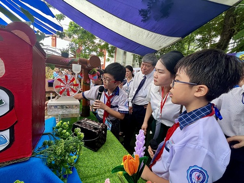 Bất ngờ học sinh tiểu học làm hệ thống vườn cây thông minh mini- Ảnh 1. Em Phạm Ngô Đức Khang thuyết trình về hệ thống Vườn cây thông minh mini mà các em thực hiện trong Ngày hội STEM sáng 5-4 - Ảnh: MỸ DUNG