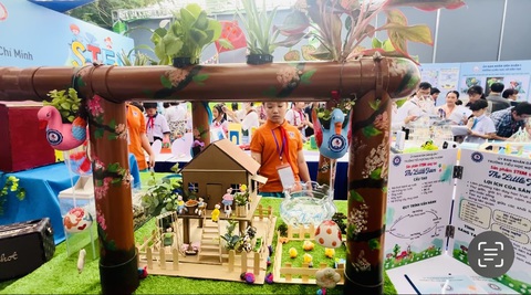 Bất ngờ học sinh tiểu học làm hệ thống vườn cây thông minh mini- Ảnh 2. Hệ thống Vườn cây thông minh mini của nhóm học sinh Khang - Phúc - Nam - Ảnh: MỸ DUNG