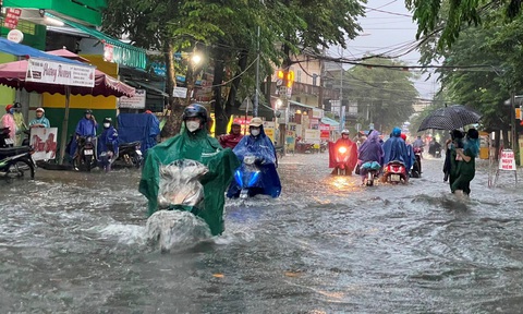 Nước thải vẫn đổ ra sông, dự án xử lý nước ở Quảng Ngãi vẫn loay hoay- Ảnh 3. Ngã năm cũ là điểm nóng ngập mỗi khi mưa lớn, nhưng chưa có phương án giải quyết triệt để, nhất là thời tiết được dự báo còn cực đoan hơn trong tương lai - Ảnh: TRẦN MAI
