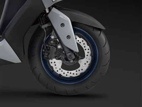 Yamaha Cygnus Gryphus đấu Honda Vario và Air Blade, giá khó 'mềm' nếu về Việt Nam- Ảnh 5. Yamaha Cygnus Gryphus 2024 sử dụng lốp 120/70 phía trước và 130/70 phía sau đi kèm mâm 12 inch. Hệ thống treo gồm phuộc ống lồng ở phía trước và giảm xóc kép phía sau, giúp chiếc xe di chuyển ổn định và thoải mái cho người sử dụng.