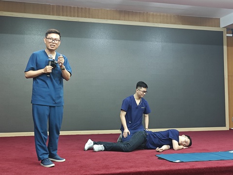Bác sĩ Ngô Đức Hùng hướng dẫn sơ cứu nạn nhân gặp nạn - Ảnh: DƯƠNG LIỄU Bác sĩ Ngô Đức Hùng hướng dẫn sơ cứu nạn nhân gặp nạn - Ảnh: DƯƠNG LIỄU