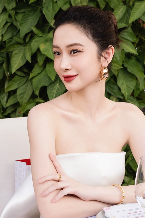 Thấy Jun Vũ hở bạo, nhiều nhãn hàng gửi đồ tặng vì sợ cô... cảm lạnh- Ảnh 4. Thấy Jun Vũ hở bạo, nhiều nhãn hàng gửi đồ tặng vì sợ cô... cảm lạnh- Ảnh 4.