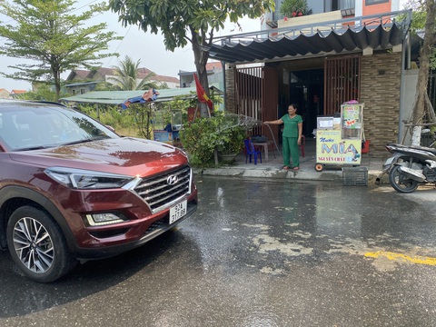 Không đóng dải phân cách để hướng xe vào trạm thu phí, dân tiếp tục chịu khổ- Ảnh 6. Người dân hai bên trạm BOT phải khốn khổ vì nắng bụi mưa lầy - Ảnh: B.D.
