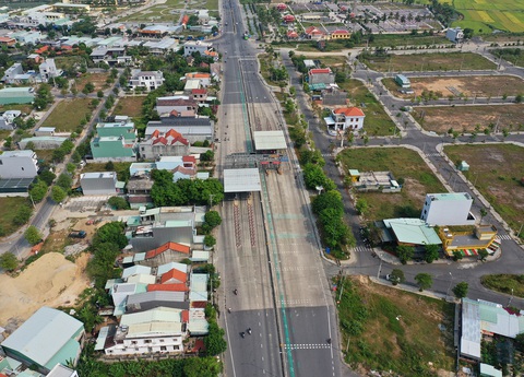 Không đóng dải phân cách để hướng xe vào trạm thu phí, dân tiếp tục chịu khổ- Ảnh 1. Trạm thu phí BOT qua Điện Thắng Trung vắng hoe trong khi các đường dân sinh thì tấp nập xe - Ảnh: B.D.