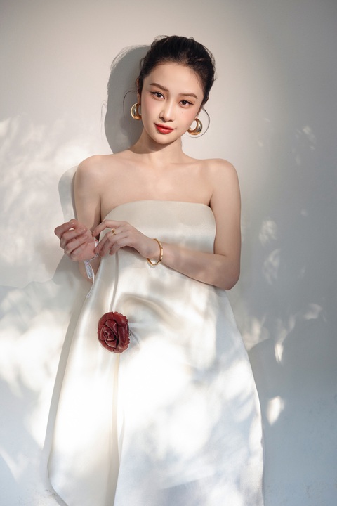 Thấy Jun Vũ hở bạo, nhiều nhãn hàng gửi đồ tặng vì sợ cô... cảm lạnh- Ảnh 3. Thấy Jun Vũ hở bạo, nhiều nhãn hàng gửi đồ tặng vì sợ cô... cảm lạnh- Ảnh 3.
