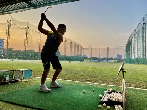Giải golf đông người thi đấu nhất miền Trung khởi tranh tháng 4-2024- Ảnh 2. Phong trào tập golf ở Đà Nẵng phát triển mạnh trong thời gian gần đây. Đặc biệt là sau khi thành phố có chương trình kích cầu thu hút du lịch golf - Ảnh: TRƯỜNG TRUNG