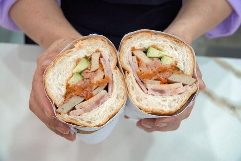 Tranh cãi phiên bản nhái bánh mì Huỳnh Hoa, chủ bánh mì Trạng nói gì?- Ảnh 5. Nhiều thực khách cho rằng ổ bánh mì Trạng to nên phù hợp cho hai đến ba người ăn - Ảnh: FB Bánh mì Trạng