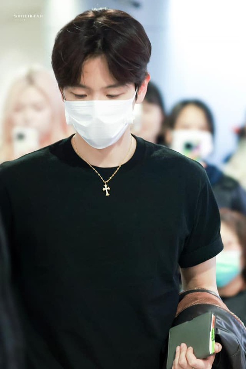 Tin tức giải trí 6-4: Baekhyun (EXO) đến Việt Nam vào nửa đêm- Ảnh 2. Hình ảnh Baekhyun tại sân bay Tân Sơn Nhất