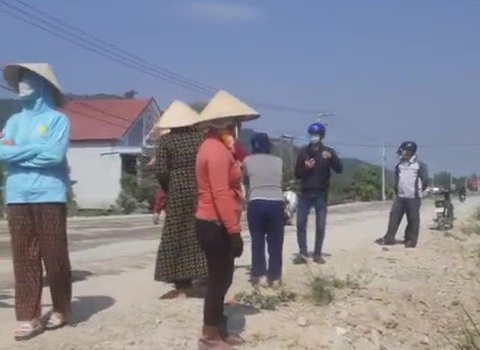 Người dân thôn Tả Giang 1 bức xúc tập trung ngăn không cho đơn vị thi công đổ đất, lu lèn quốc lộ 19 vì nhà cửa rung lắc, chưa được đền bù - Ảnh: ĐỨC PHÚC Người dân thôn Tả Giang 1 bức xúc tập trung ngăn không cho đơn vị thi công đổ đất, lu lèn quốc lộ 19 vì nhà cửa rung lắc, chưa được đền bù - Ảnh: ĐỨC PHÚC